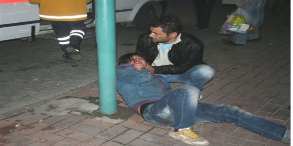 Birlikte yaşadığı kadının boynunu sokak ortasında falçatayla kesti
