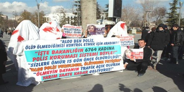 Kanlı Kefen Giyen Şiddet Mağduru Kadınlardan Protesto