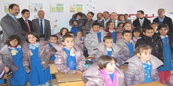 Samsat'ta öğrencilere kaban yardımı yapıldı