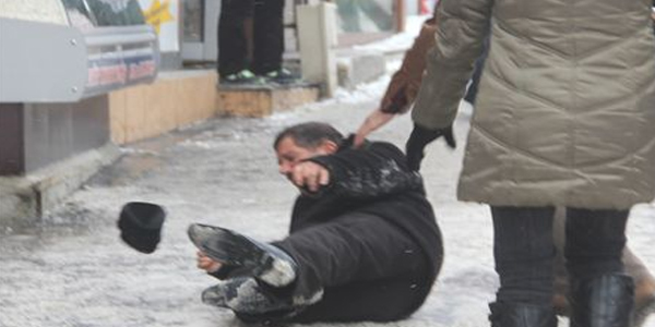 Erzurum'da yayaların buzla dansı
