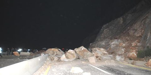 Tonlarca kaya Antalya-Kemer karayolunu trafiğe kapadı