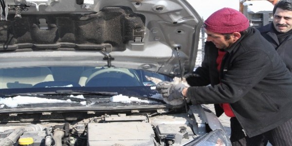 Otomobil motoruna giren kedi zor anlar yaşattı