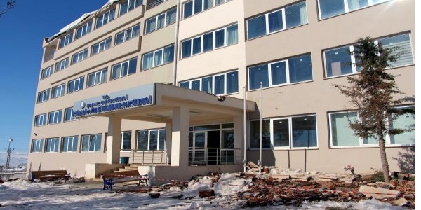 Üniversitenin çatısı çöktü