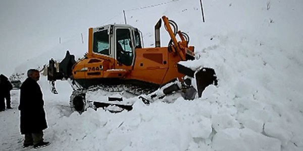 Ağrı-Kağızman yoluna çığ düştü