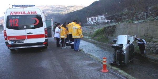 İki otomobil su kanalına uçtu