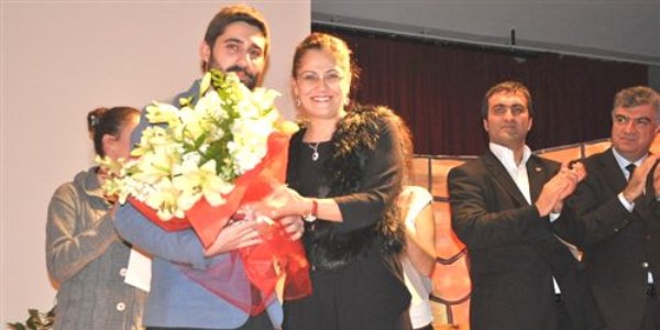 CHP'li gençler, engelliler için yazıp oynadı