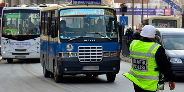 Yolcu gibi davranan polis, srcleri denetledi