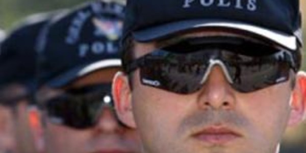 Polis �eker vererek trafik kurallar�n� hat�rlat�yor