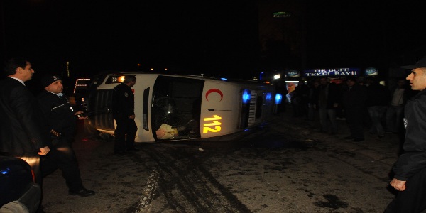 Ambulans kamyonetle çarpıştı: 1'i ağır 5 yaralı