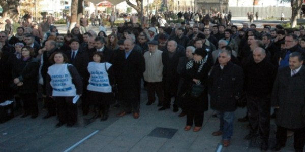 KTÜ Farabi Hastanesi'nde işten çıkarılan taşeron işçiler