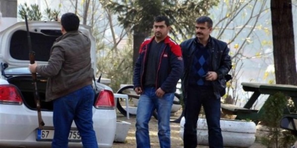İşsiz kalan madenci iki kişiyi rehin aldı