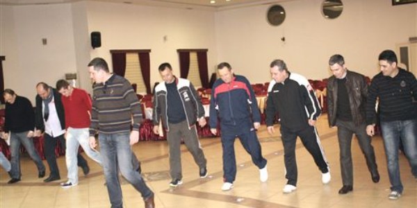 Balkan Türkleri halk oyunları öğreniyor