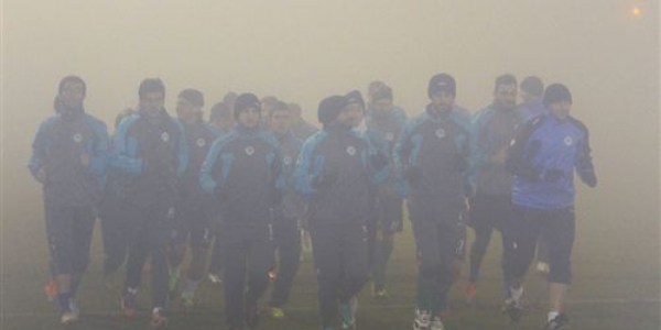 Futbolcular sahada kayboldu