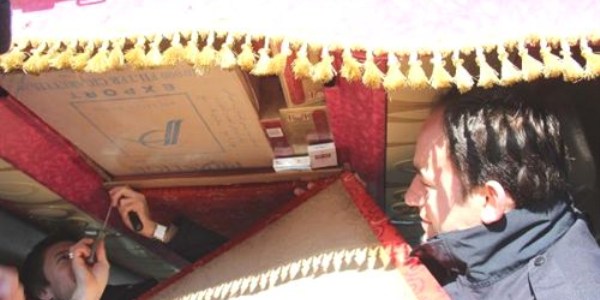 Minibüsün tavanında kaçak sigara ele geçirildi
