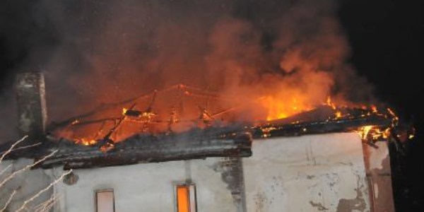 Kzlcahamam'da tarihi ev yanarak kl oldu