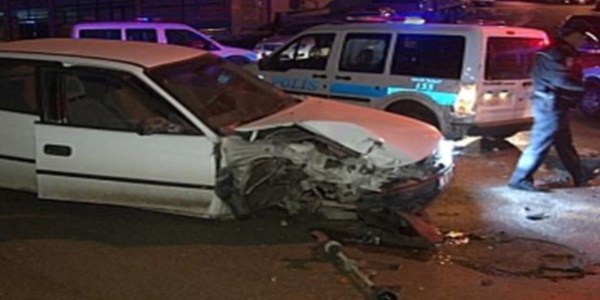 Alkollü sürücü polis aracına çarptı: 1 yaralı