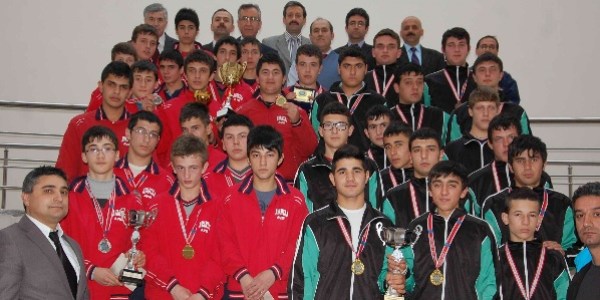Kaymakamdan başarılı sporculara anlamlı ödül