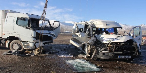 Öğrenci servisi ile TIR çarpıştı: 13 yaralı