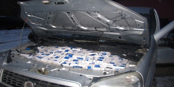 Kaçak sigaraları aracın motor bölümünde saklamışlar