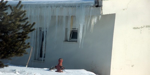 Kars gece eksi 33 gündüz ise eksi 28 ile adeta buz kesti