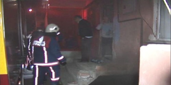 Dumanlar arasında kalan babasını kurtardı