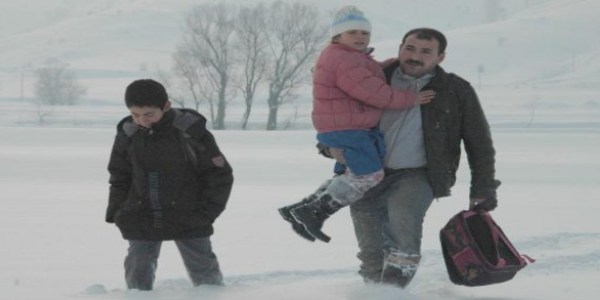 Baba ve çocuklarının okul yolu çilesi