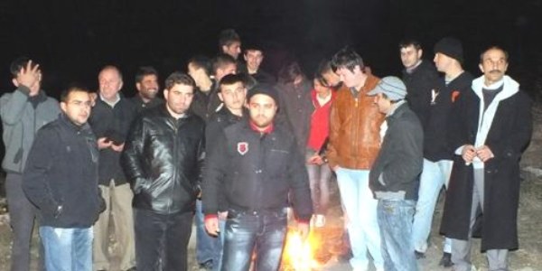 Sigortas�z �al��t�r�lan i��ilerden, fabrika �n�nde gece eylemi