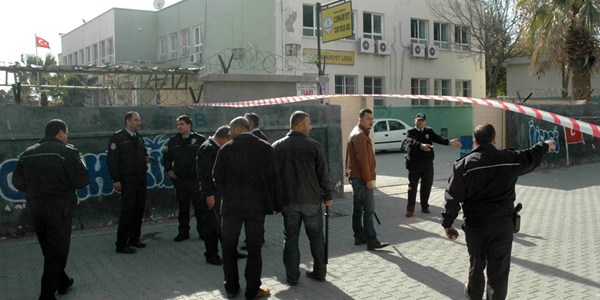 Okulda silahlı satırlı kavga: 1 yaralı