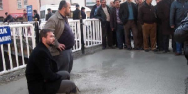 İmamın, beton harca girerek yaptığı eylem ses getirdi