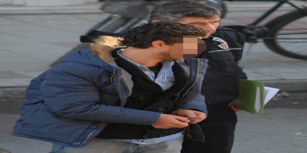 Hapis cezas� bulunan gen� ruhsats�z silahla yakaland�