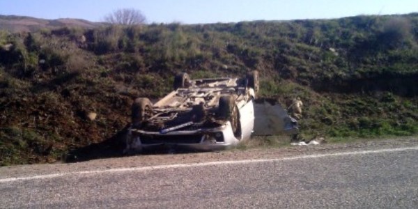 Takla atan otomobildeki 6 ki�i yaraland�