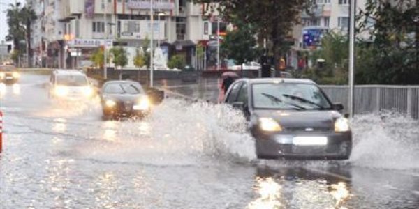 Antalya'da dolu ve sağanak yağış