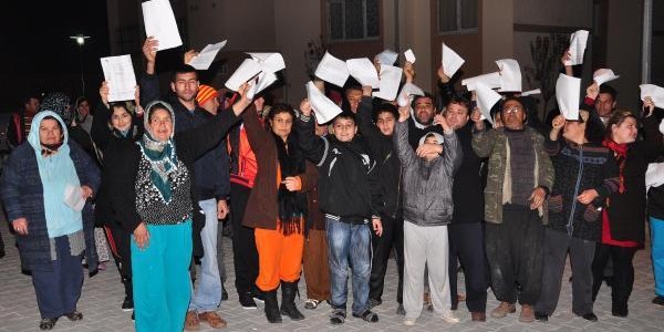 TOK� konutlar�nda oturanlar�n elektrik isyan�