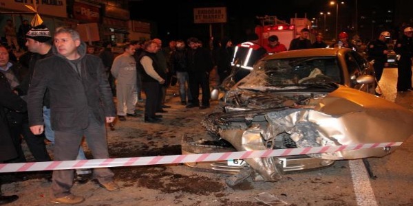 Otomobil, yolcu alan midibüse çarptı: 4 yaralı