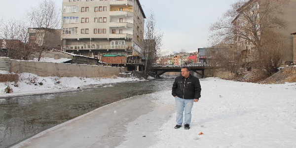 Oltu Çayı dondu