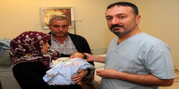 5 günlük bebeğe katarakt ameliyatı