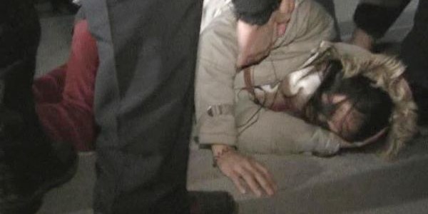 Tacizciye direndi, yere düşüp başını çarpınca bayıldı