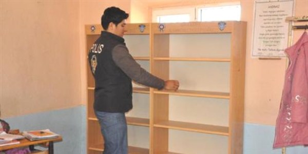 Polisten �calan'�n do�du�u k�ye k�t�phane