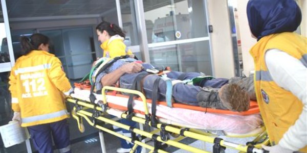 Kamyondan düşen işçi hastanelik oldu