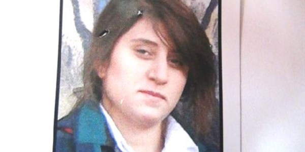 Kaza kurban� Elif'in s�ras�na karanfil