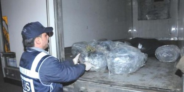 Kamyonunda 53 kilo esrar bulundu, haberi olmad���n� s�yledi