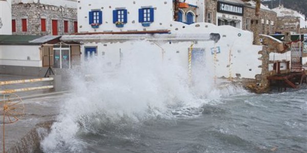Fırtınanın şiddeti amatör kamerayla görüntülendi