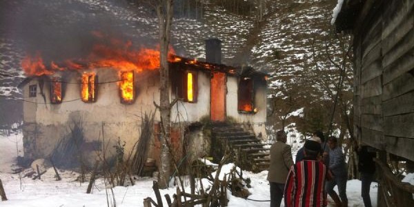 Engelli kardeşleri yangından köylüler kurtardı