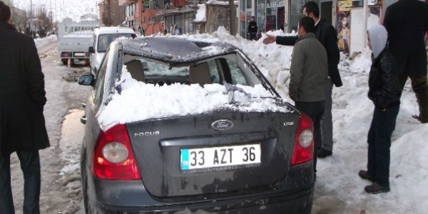 Sa�aktan d��en buz k�tlesi otomobili kullan�lmaz hale getirdi