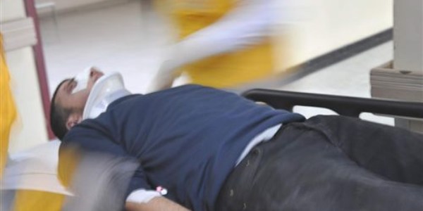 Kasksız motorsikletli ölümden döndü