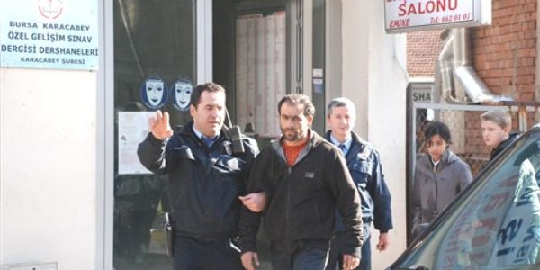 Ailesini geçindiremediği için çatıya çıktı