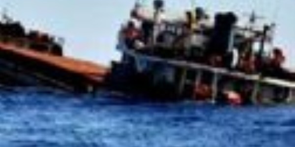 Rize'de kuru yük gemesi yan yattı