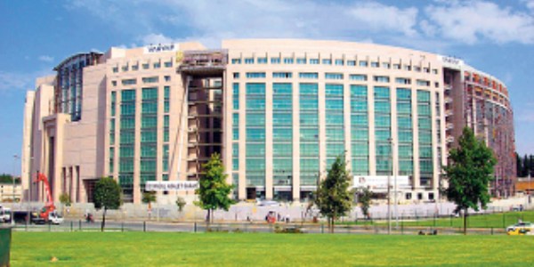 Hakim, adliyede kadın katibi silahla rehin aldı