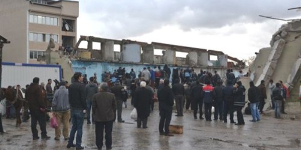 Hurda demir için hayatlarını tehlikeye attılar