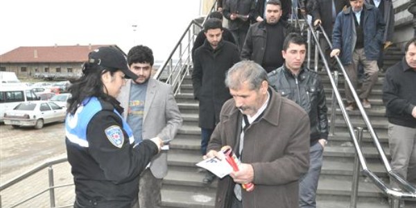 Yerköy'de toplum destekli polis broşür dağıttı